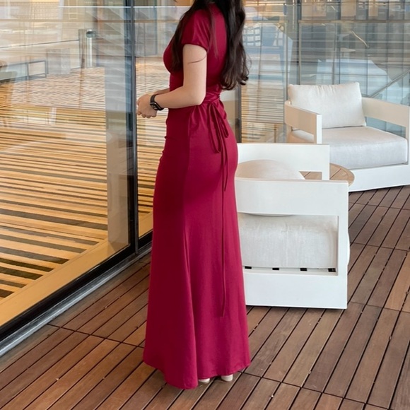 Elegant Burgundy Evening Gown - Picture 4 of 4